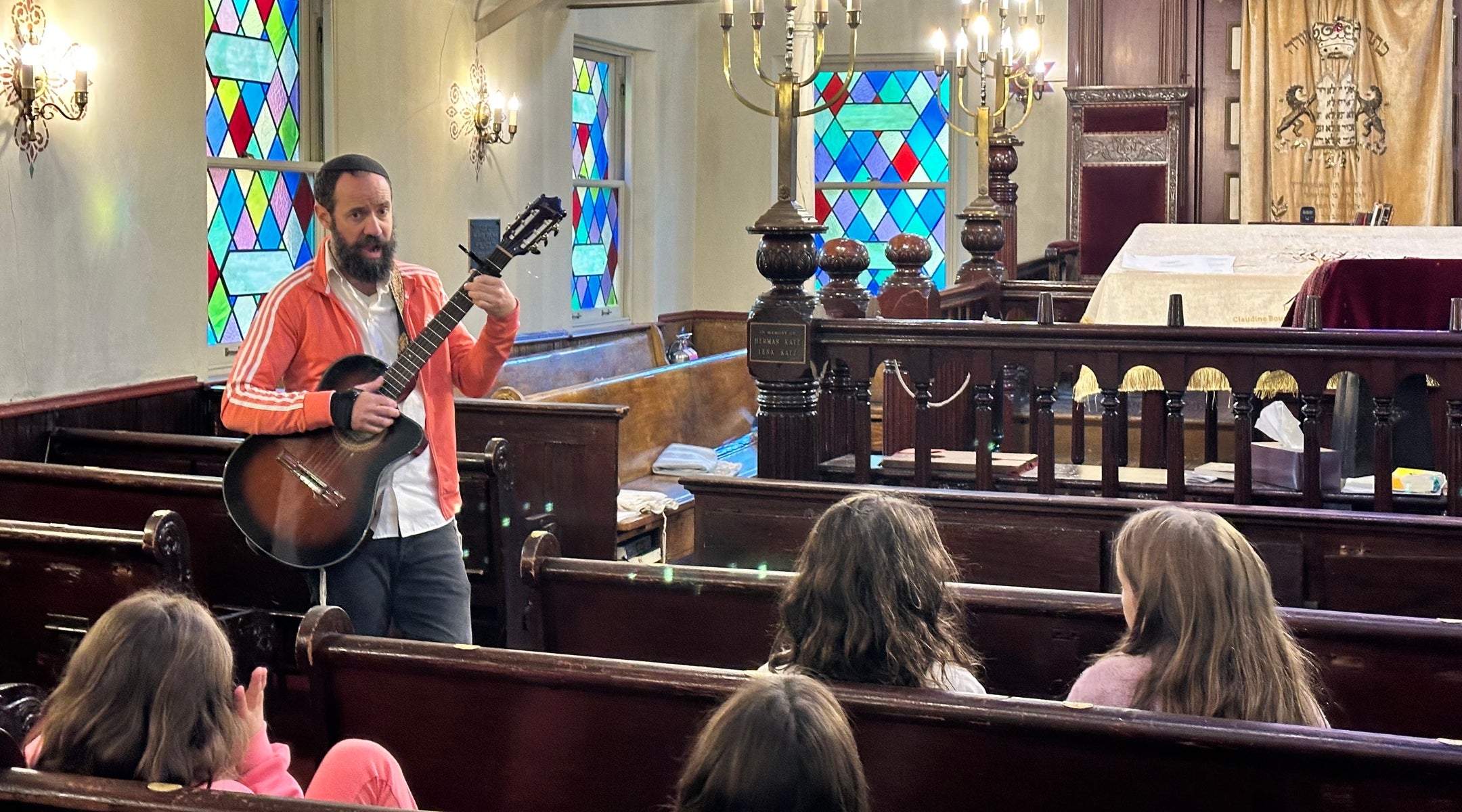 Yoni Kretzmer (standing) teaches the children at the Greenpoint Shul’s newly incorporated Hebrew school. 
