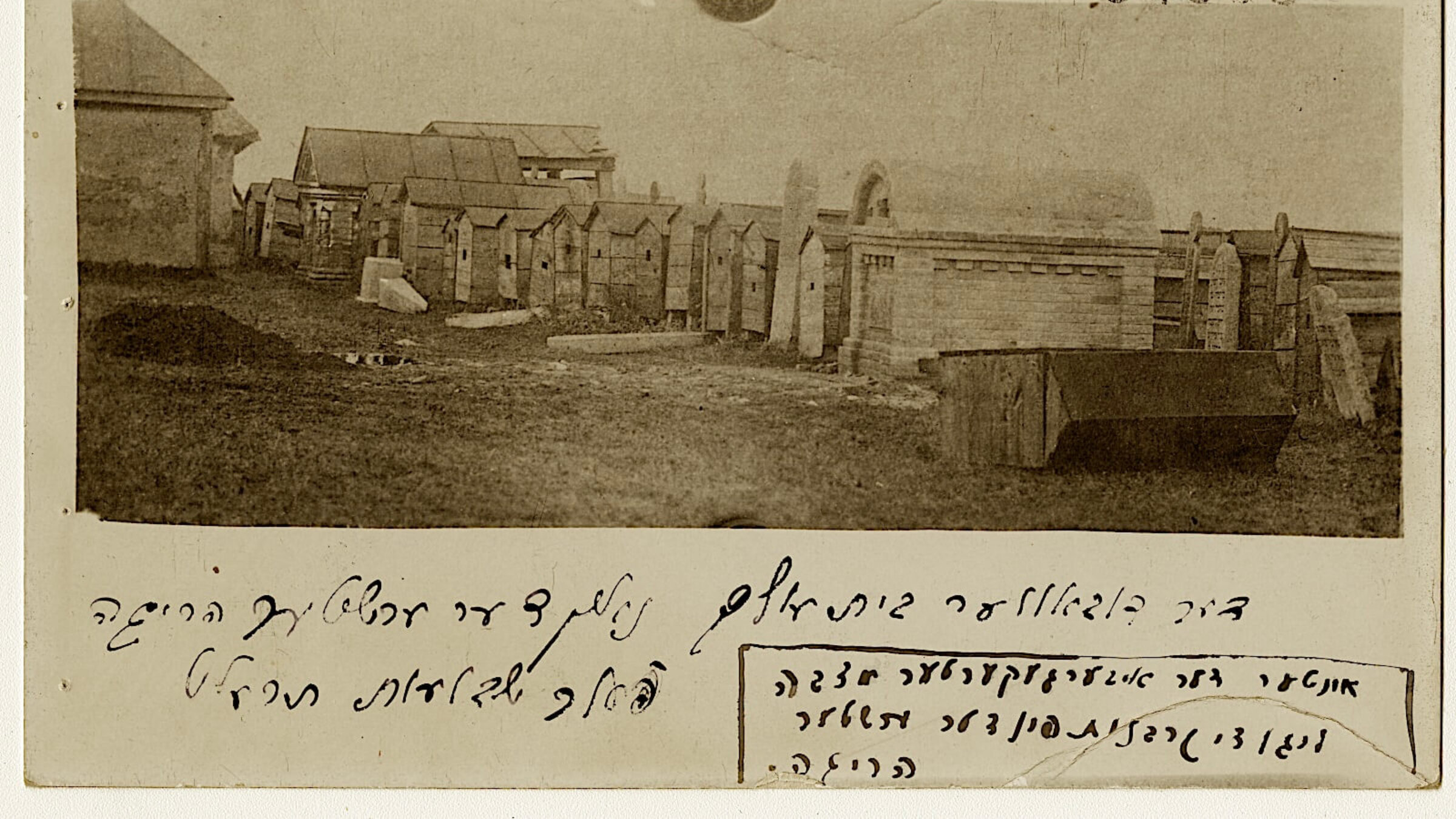 דער דובאָווער בית־עולם נאָך דער ערשטער הריגה. ווי עס שטייט דאָ געשריבן, ליגן די קרבנות אונטער דער איבערגעקערטער מצבֿה 