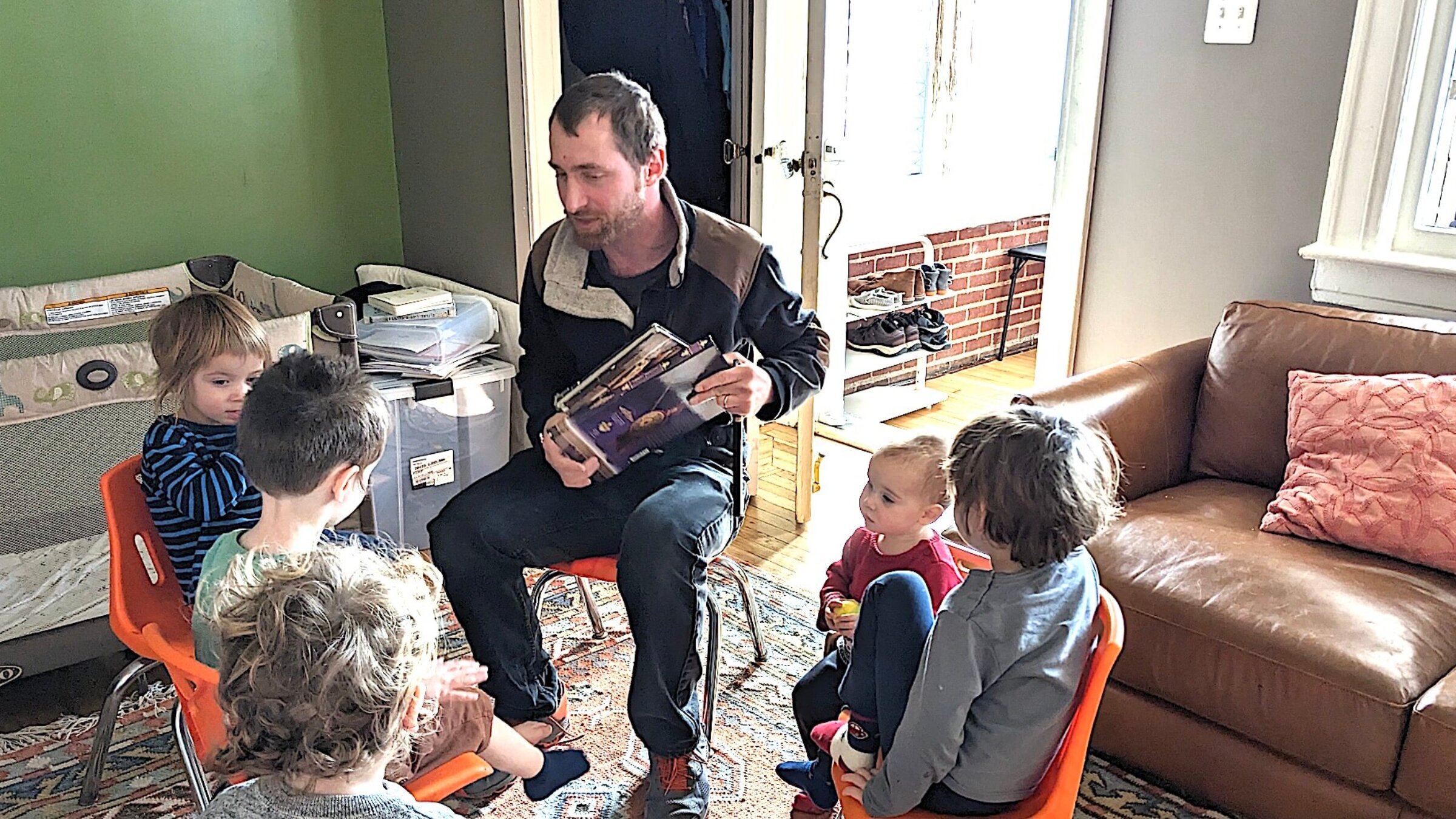 נפֿתּלי איידלמאַן, דער אָנפֿירער פֿון דער ייִדיש־שפּראַכיקער טאָגהיים „ענגע־בענגע“, פֿירט אַ שמועס מיט די קינדער