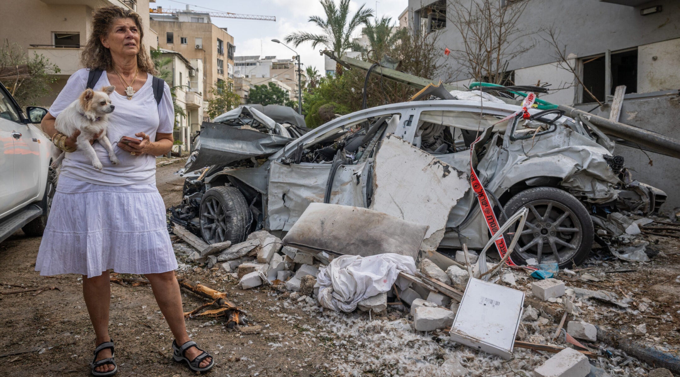 Israeli security and rescue forces at the scene where a ballistic missile fired from Iran hit and caused damage in Tel Aviv, June 16, 2025. (Chaim Goldberg/Flash90)