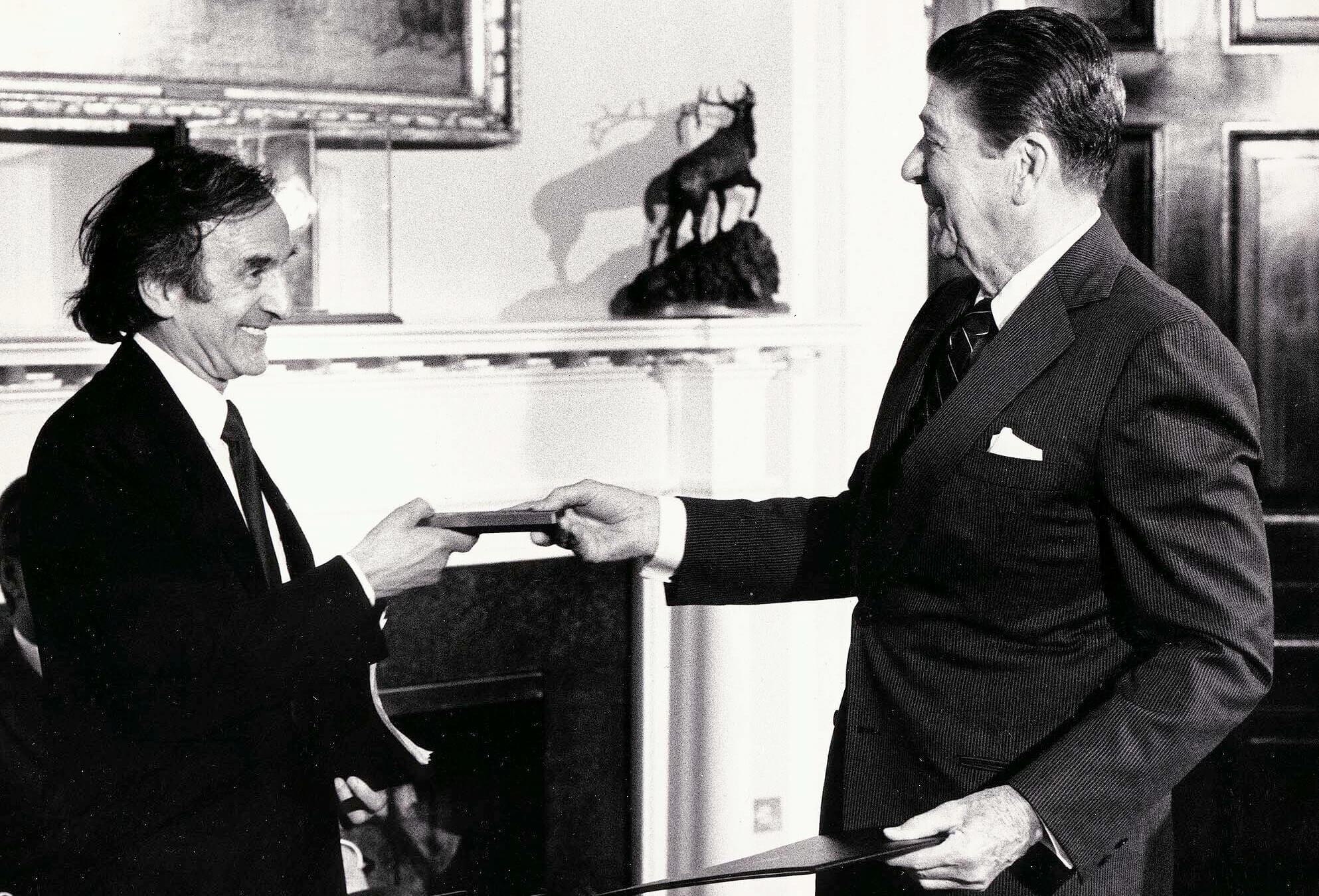  Elie Wiesel receives the Congressional Medal of Honor from US President Ronald Reagan, 1985.