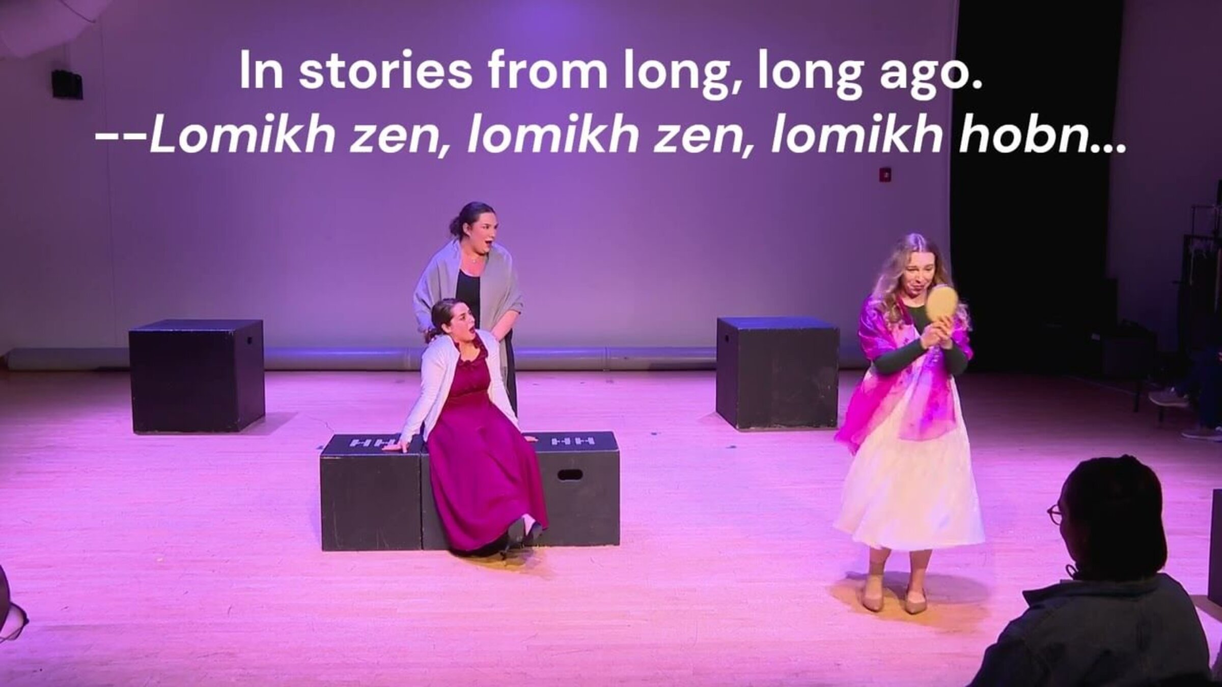 אַ סצענע אין דער אָפּערע „גרינע“, אַפּריל 2025