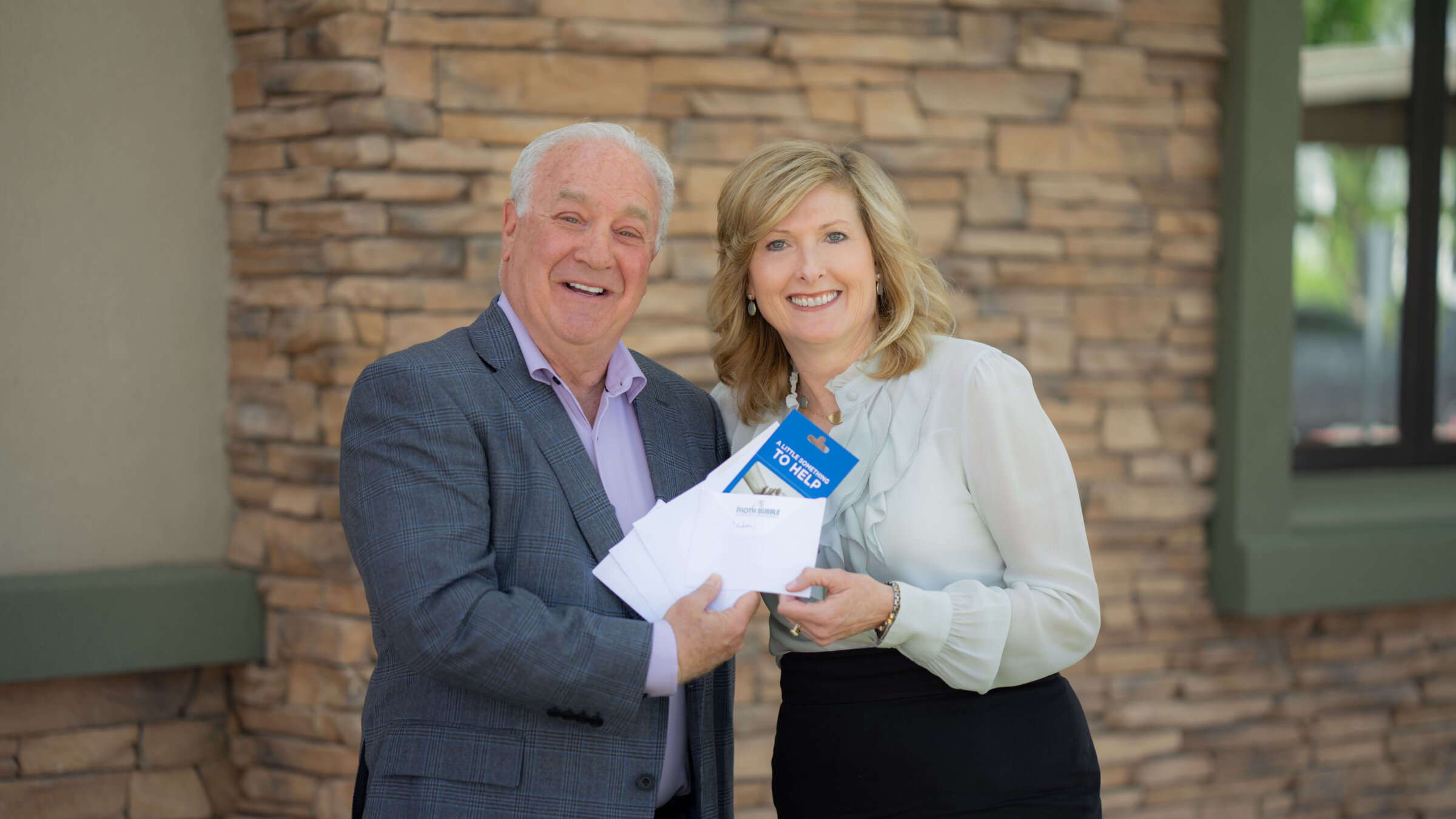 דעבי שומוויי, די דירעקטאָרין פֿון „אייטש־אָ־ווי“, גיט אָפּ כּבֿוד דזשעף לויִס פֿאַרן האָבן געשאָנקען צען טויזנט שפּײַזקאַרטלעך במשך פֿון די פֿאַרגאַנגענע זיבן יאָר