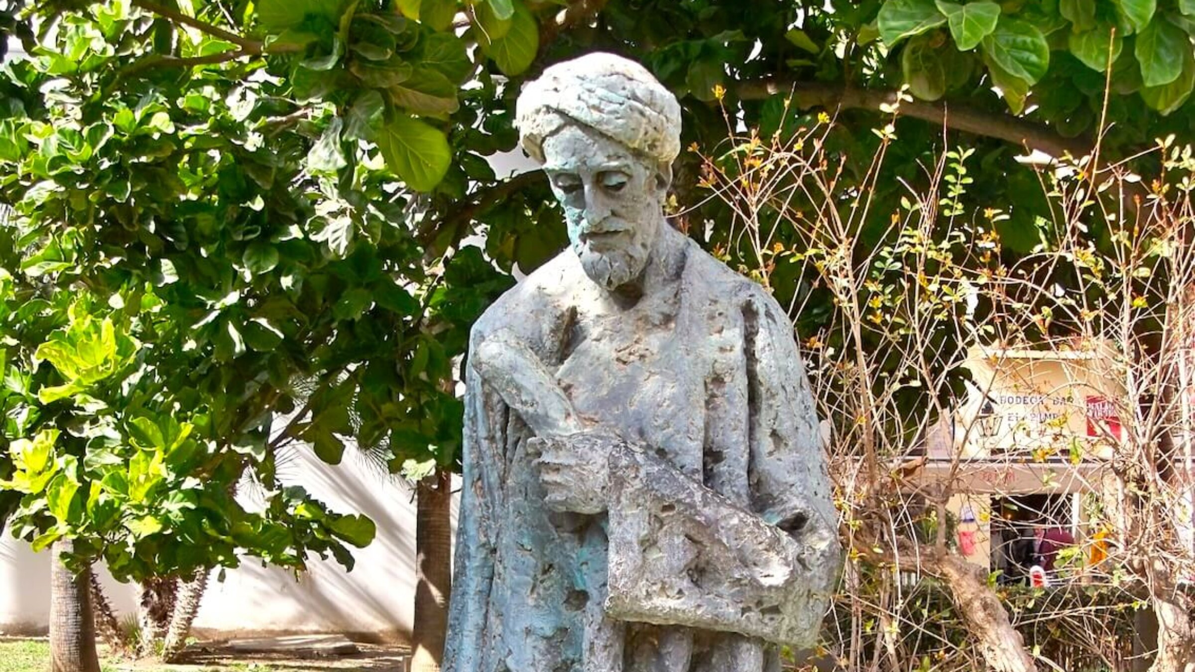 אַ סטאַטוע פֿון שלמה אבן גבירול, אין מאַלאַגע, שפּאַניע. אבן גבֿירולס היימישע שמועס־שפּראַך איז געווען אַראַביש, אַ בײַשפּיל פֿון אַשכּנזיש־ספֿרדישע פֿאַרבינדונגען. 
