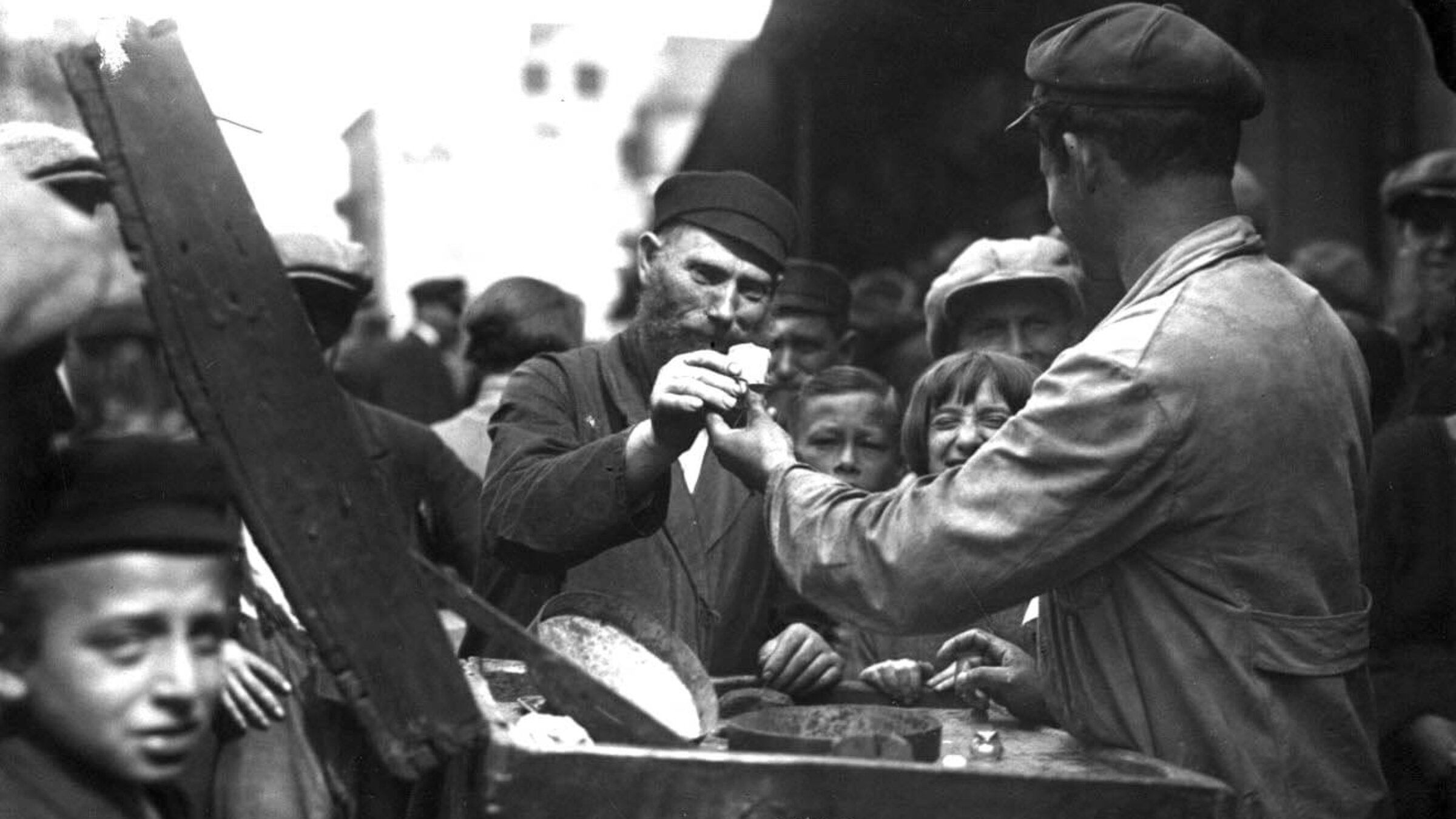 אַ פֿאַרקויפֿער פֿון ליאָדעס אין וואַרשע, 1926