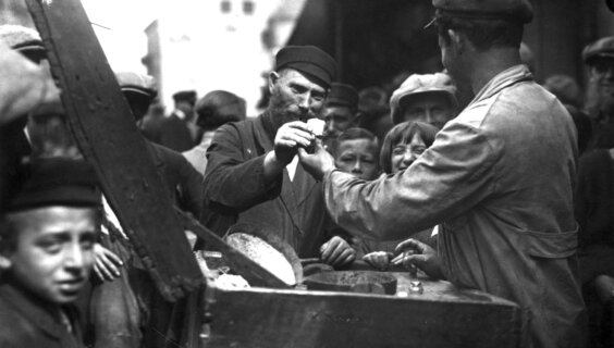 אַ פֿאַרקויפֿער פֿון ליאָדעס אין וואַרשע, 1926