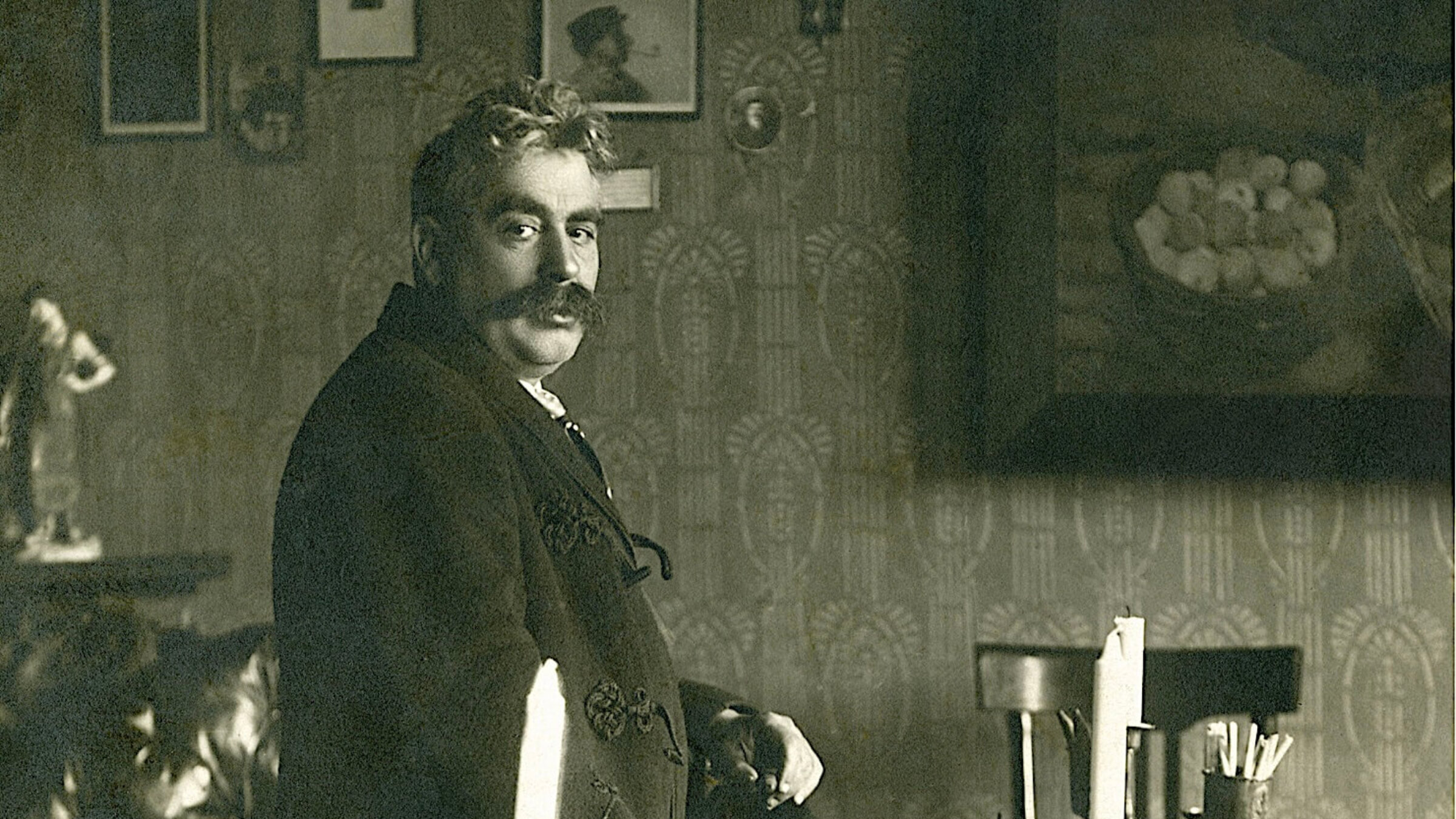 אינעם קאַטאַלאָג קען מען זען דאָס פּרעכטיקע בילד פֿון י. ל. פּרץ אין זײַן ליטעראַרישן סאַלאָן