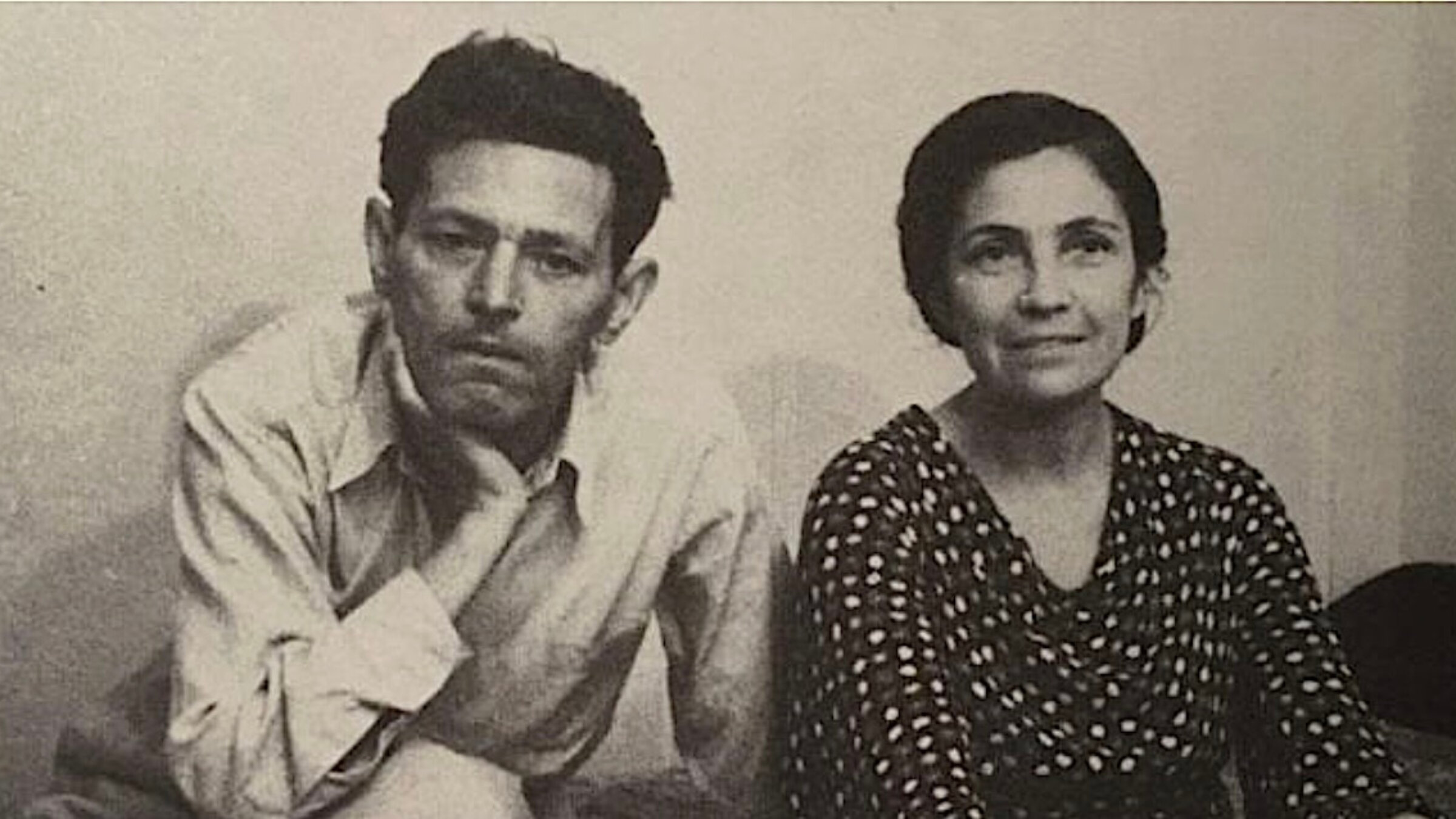 מאַני לייב און ראַשעל וועפּרינסקי, די פּראָטאָטיפּן פֿון די העלדן אין וועפּרינסקיס ראָמאַן, „דאָס קרײצן פֿון די הענט“ (1971), וואָס איז לעצטנס אַרויס אין דער ענגלישער איבערזעצונג.