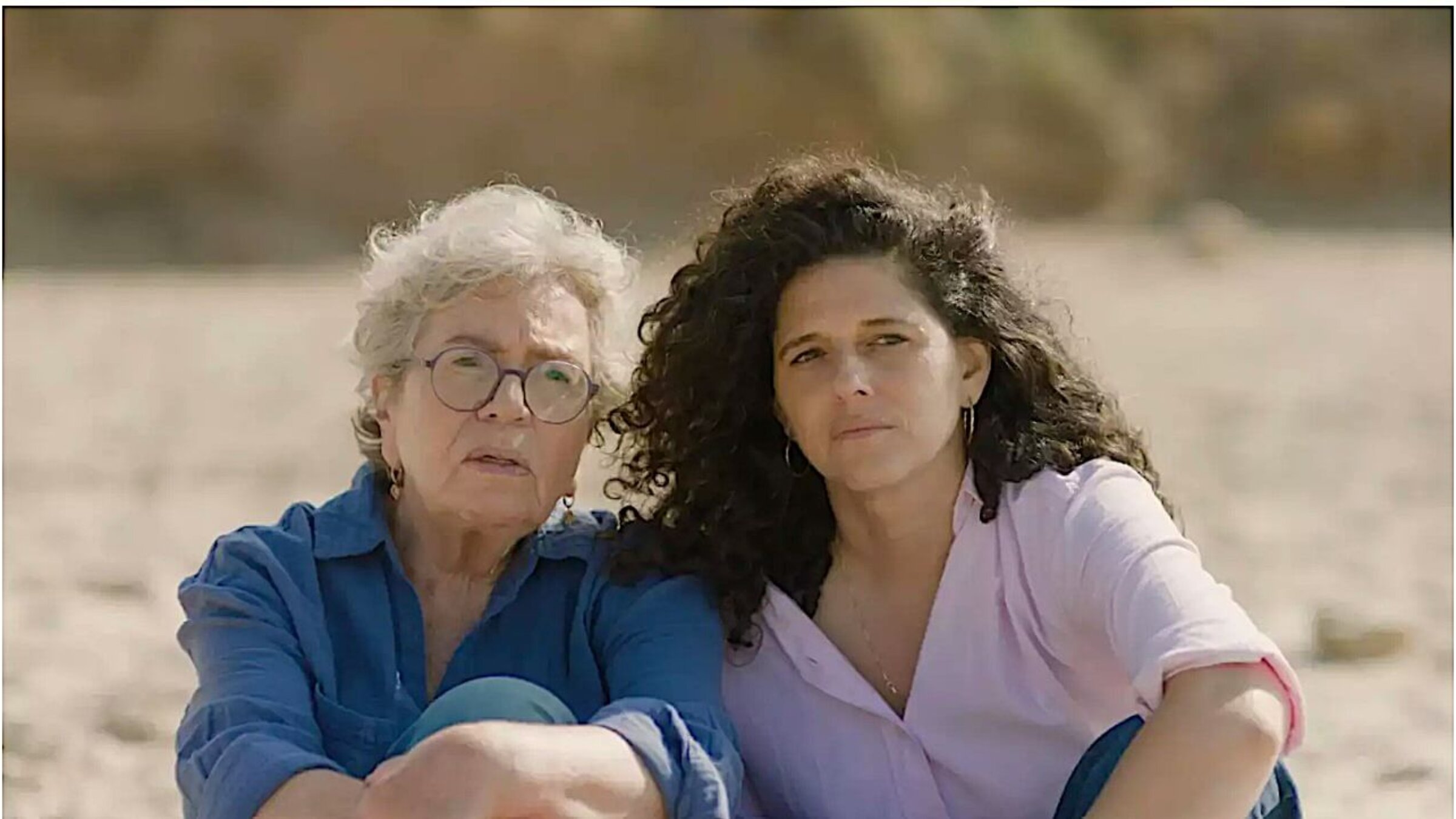 ורד (קאָלער) און איר מאַמע נעמי (דיין) זוכן אַ פֿאַרהיילונג בײַם ברעג-ים 