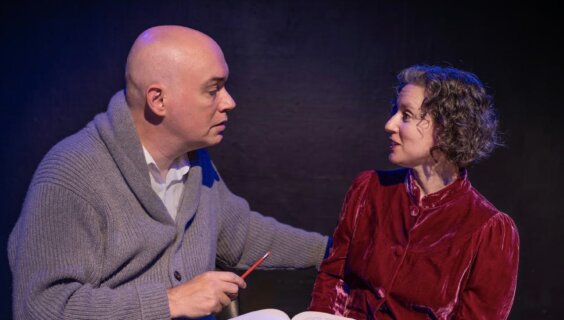 מרים־חיה סגל און שיין בייקער אין „נאַכט־מעשׂיות“, וואָס שפּילט אין מאַנהעטן ביזן 11טן יאַנואַר 2026 