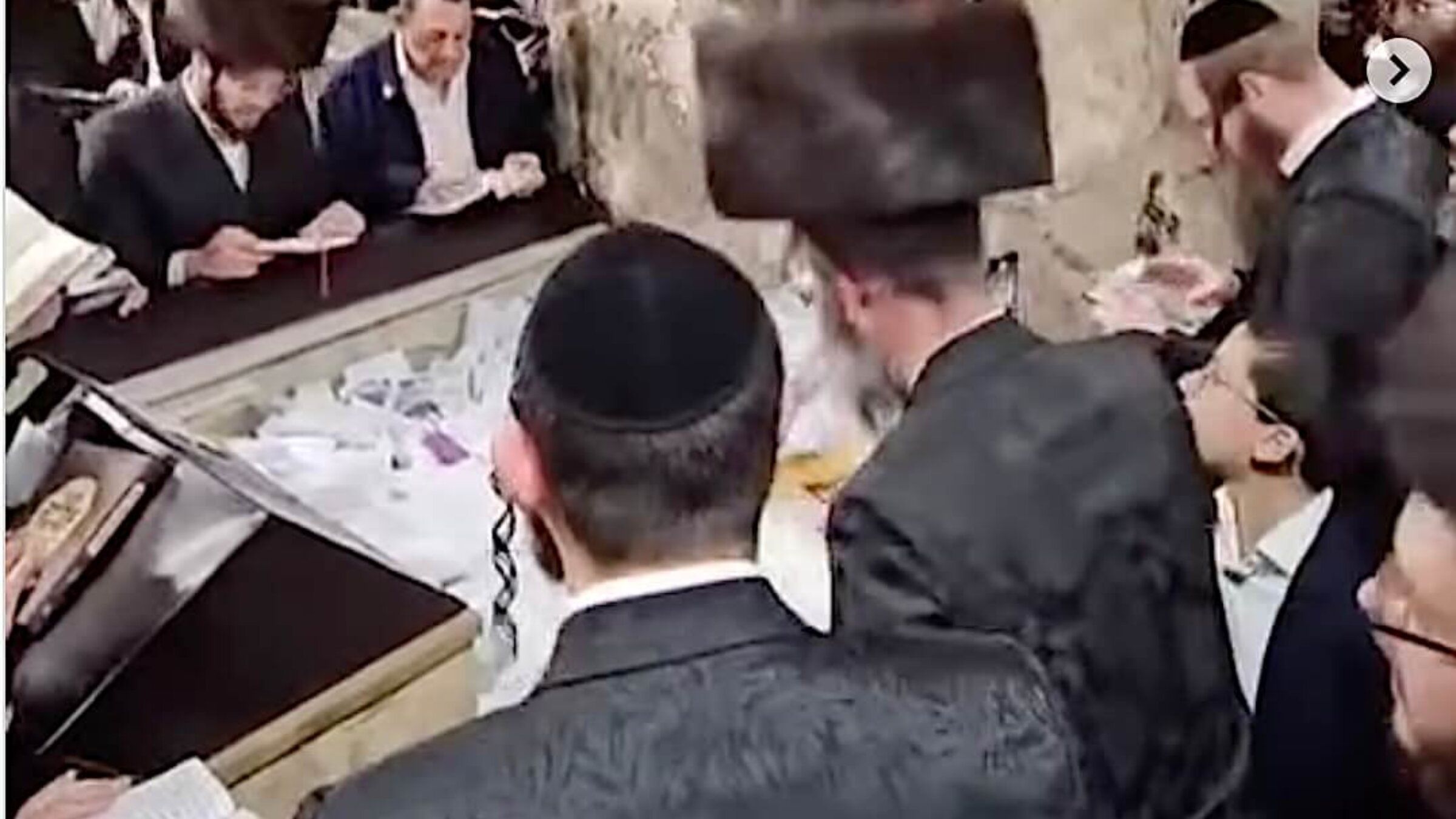 Pilgrims at Reb Shayele's grave singing and praying