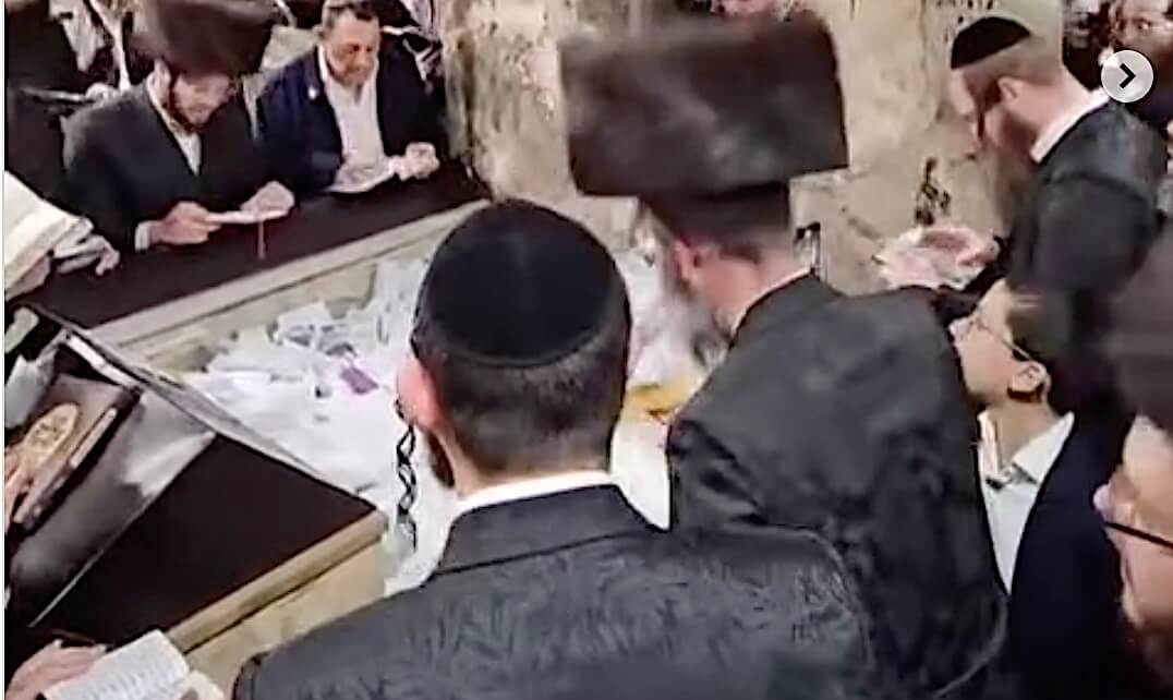 Pilgrims at Reb Shayele's grave singing and praying