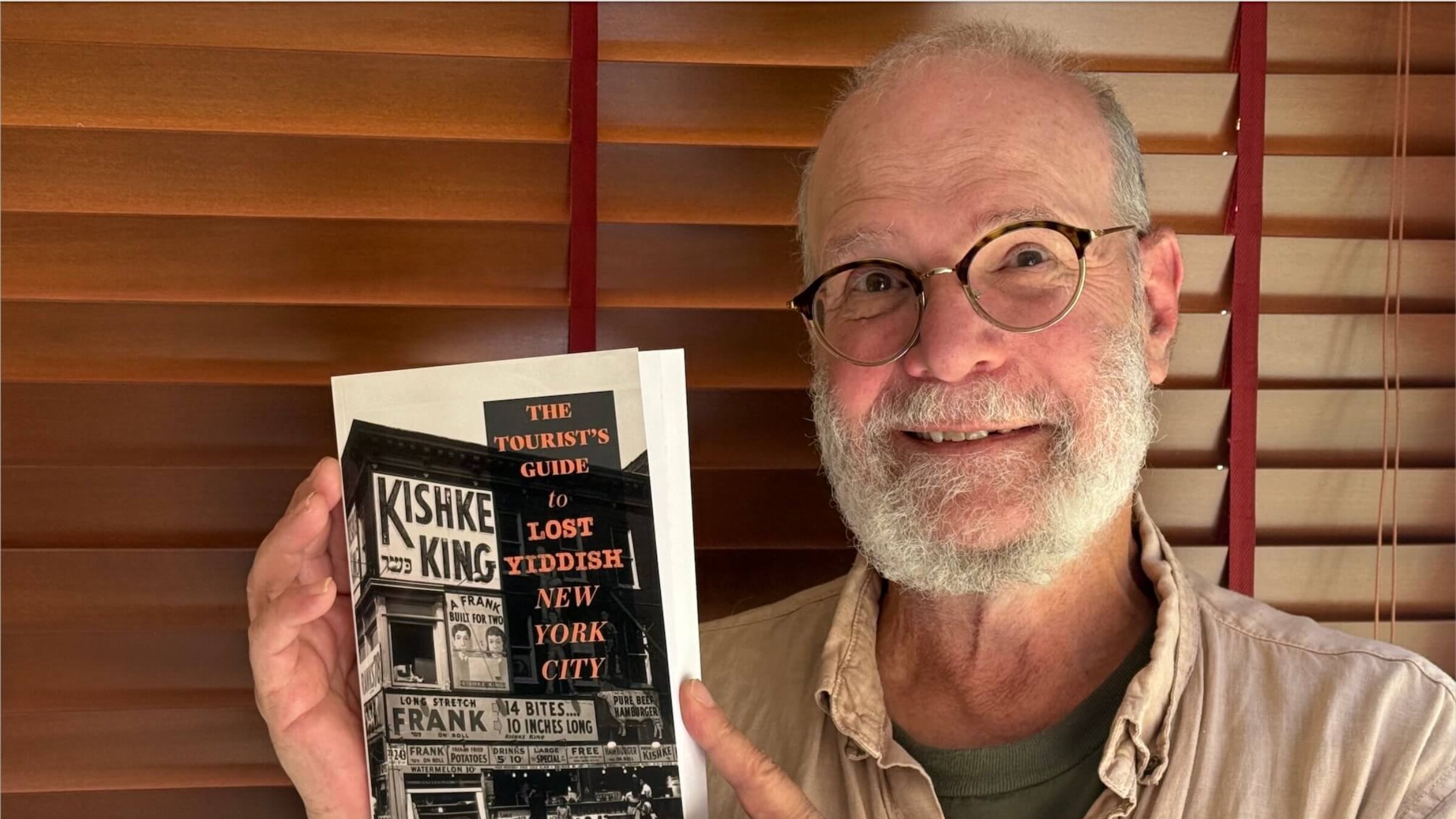 הענעך סאַפּאָזשניק מיט זײַן בוך וועגן דעם פֿאַרשוווּנדענעם ייִדישן ניו־יאָרק