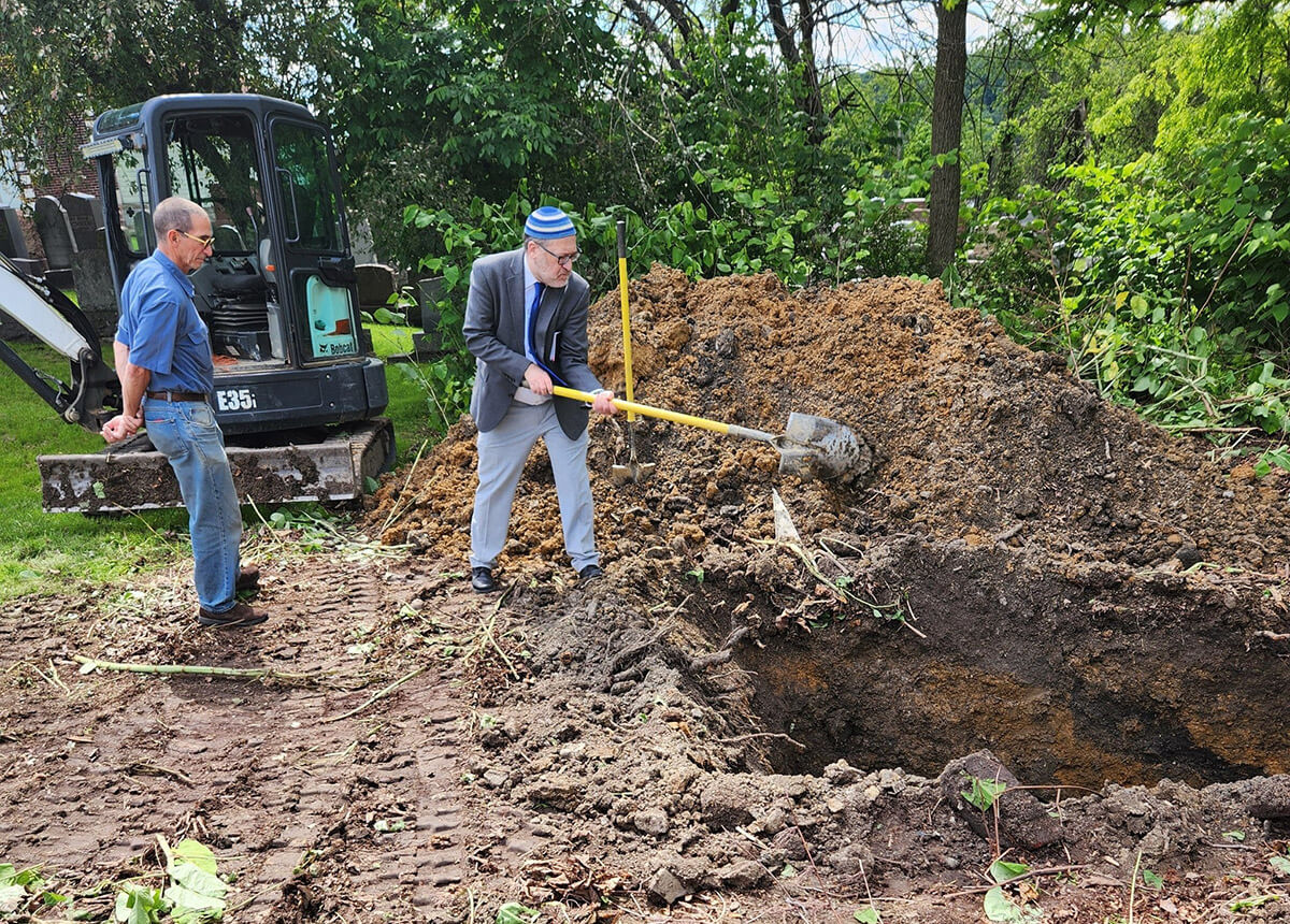 Rabbi Howie Stein buries Temple B'nai Israel's remaining yahrzeit plaques at the synagogue's cemetery.